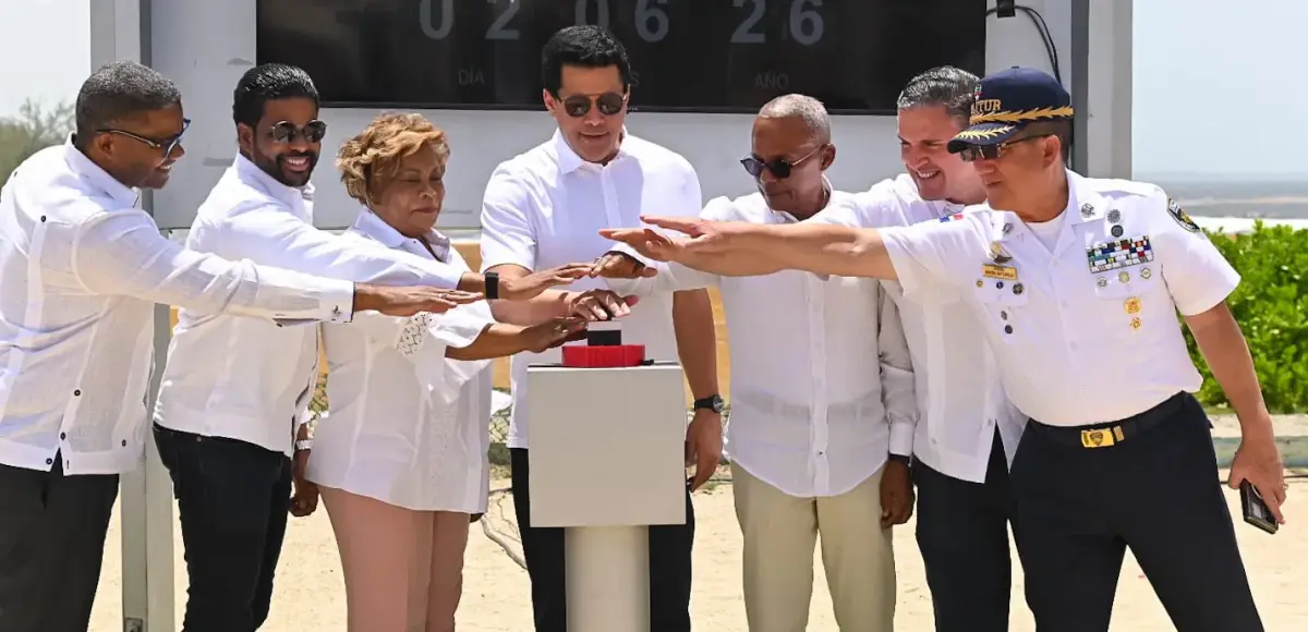 David Collado inicia el malecón Boca Chica y dos parques