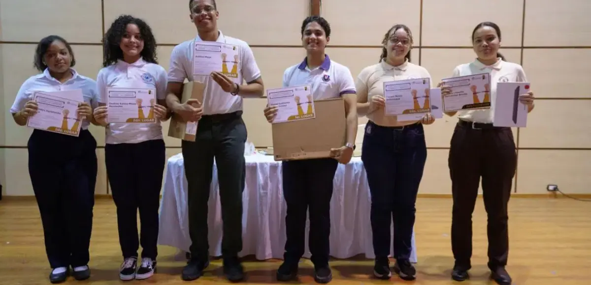 Fundación Macarrulla y Museo de la Resistencia reconocen a estudiantes ganadores del Séptimo Concurso de Ensayos por la Libertad