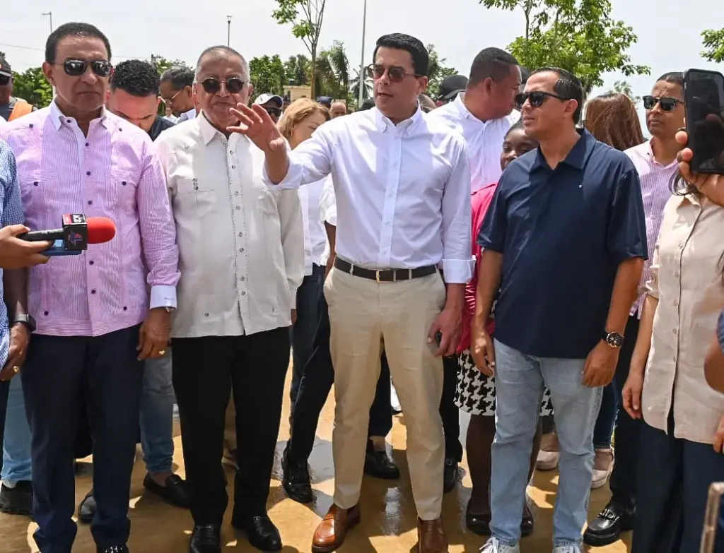 David Collado supervisa construcción de obra en los Bajos de Haina