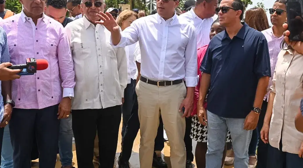 David Collado supervisa construcción de obra en los Bajos de Haina