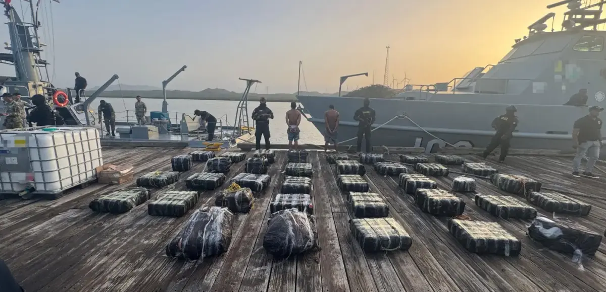 Autoridades interceptan otra lancha 1,743 paquetes de marihuana y cocaína y arrestan dos hombres