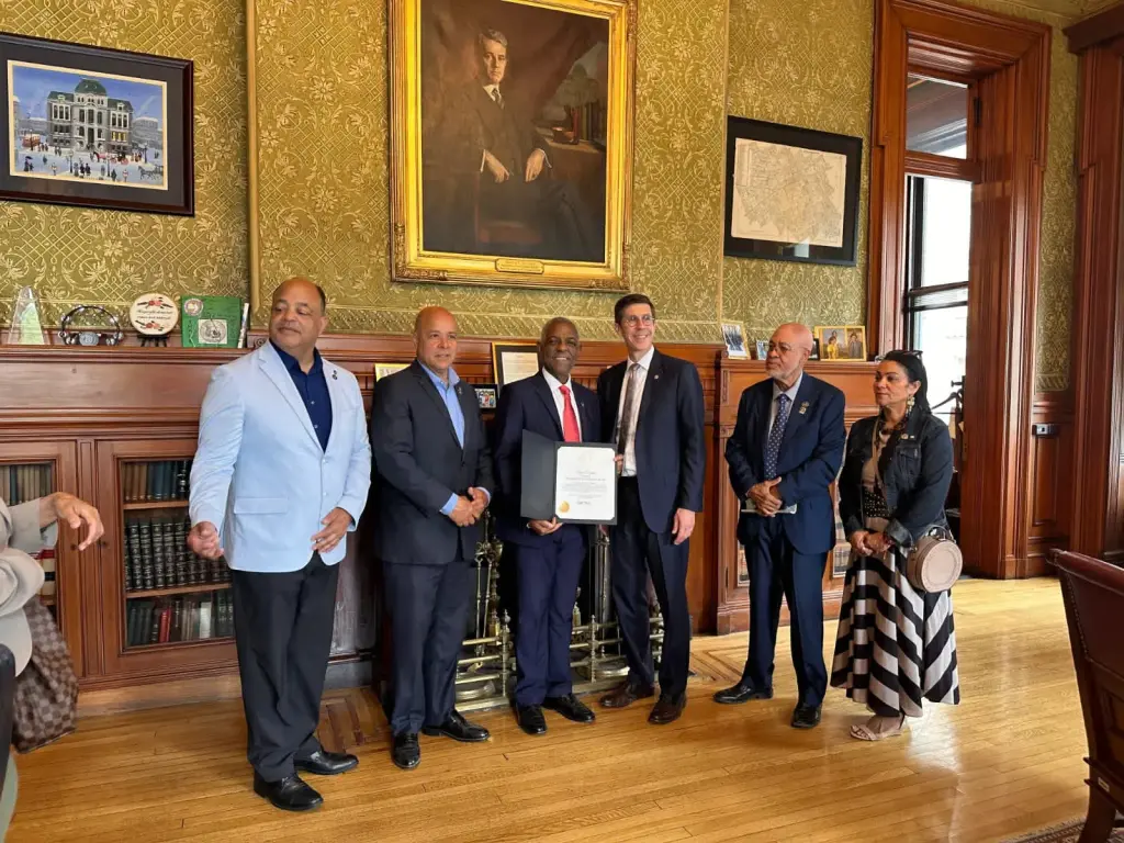 El Dr. Rafael Montero recibe reconocimientos en Rhode Island durante agenda internacional en Estados Unidos