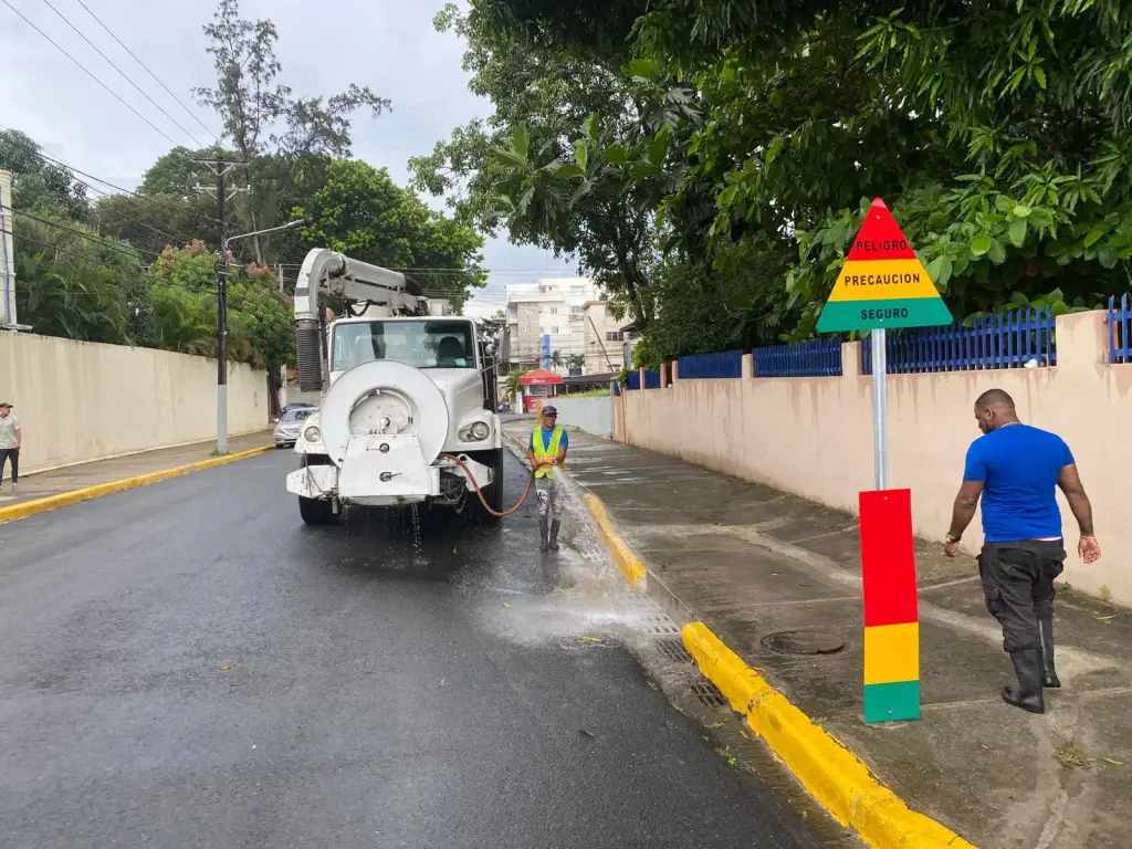 Alcaldía del DN refuerza operativos para mitigar efectos de vaguada y onda tropical