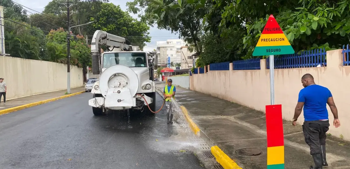 Alcaldía del DN refuerza operativos para mitigar efectos de vaguada y onda tropical