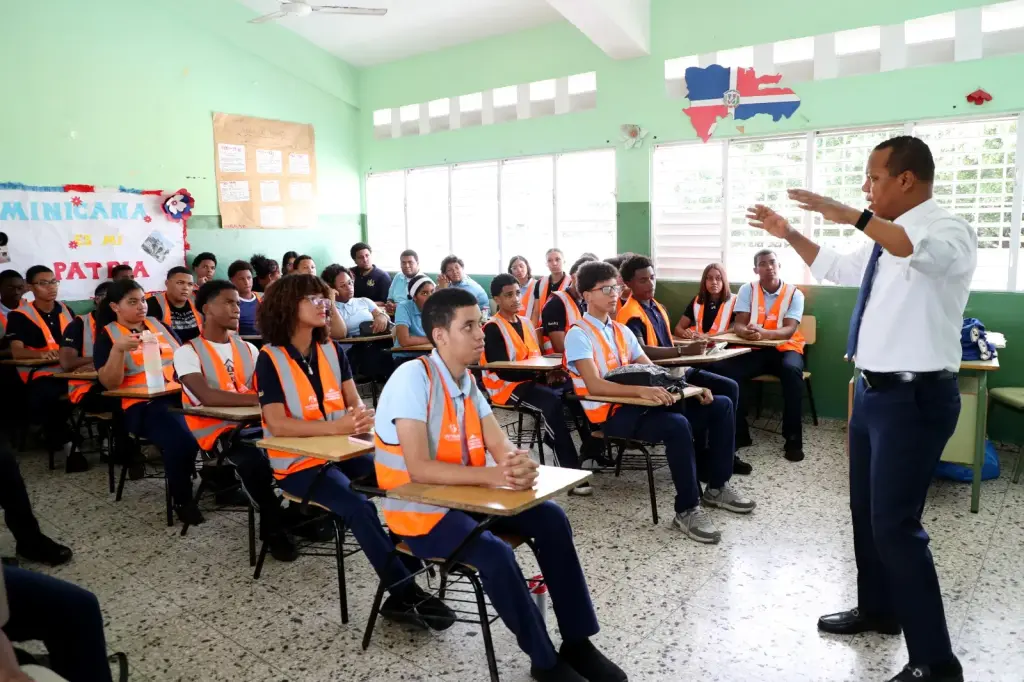 Milton Morrison imparte clases de educación vial a estudiantes de 6to de bachillerato