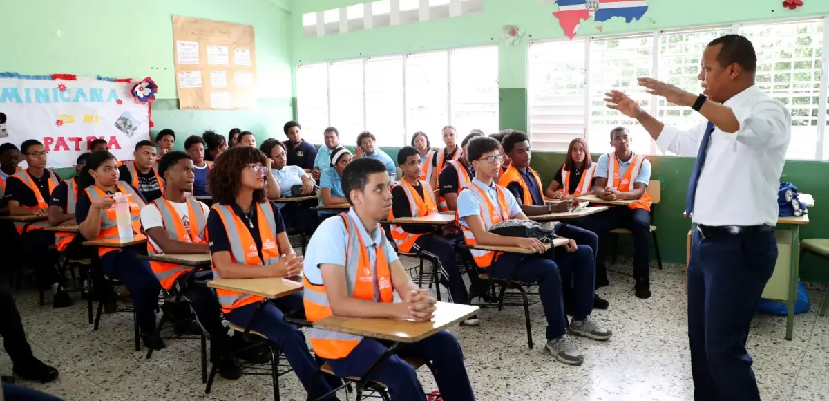 Milton Morrison imparte clases de educación vial a estudiantes de 6to de bachillerato