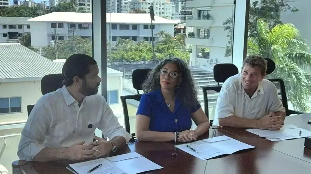 ADOTURD fortalece el turismo deportivo y la sostenibilidad junto a Master of the Ocean y Happy Dolphins DR