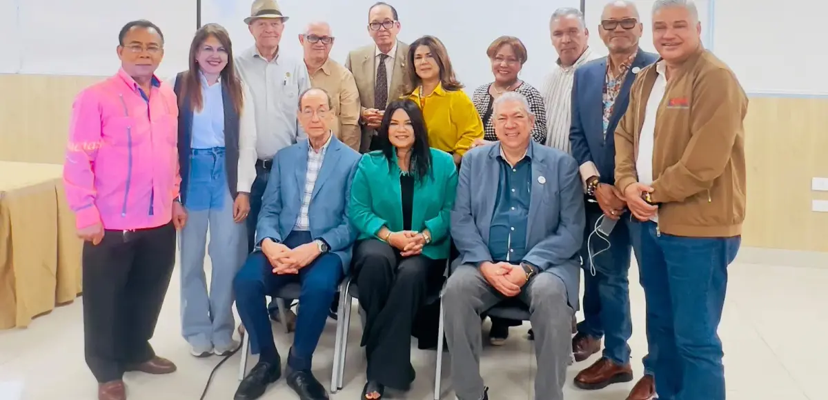 Adompretur realiza en Santiago conferencia magistral y taller estratégico para fortalecer el periodismo turístico