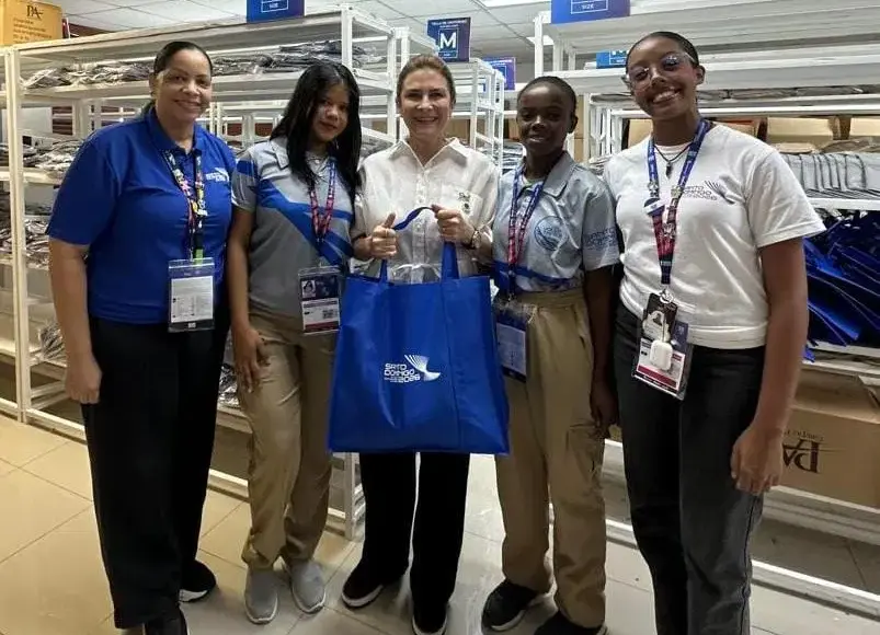 Carolina Mejía recibe kit como primera voluntaria de los JCC