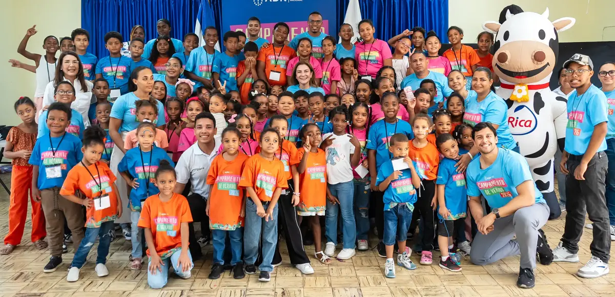 Carolina Mejía comparte una mañana de alegría y aprendizaje con cientos de niños y niñas