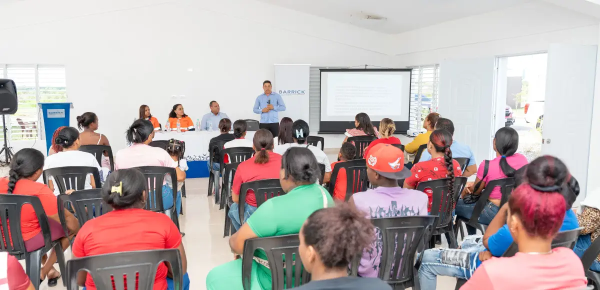 Más de 200 jóvenes y adultos se benefician del programa de alfabetización y continuidad educativa impulsado por Barrick Pueblo Viejo
