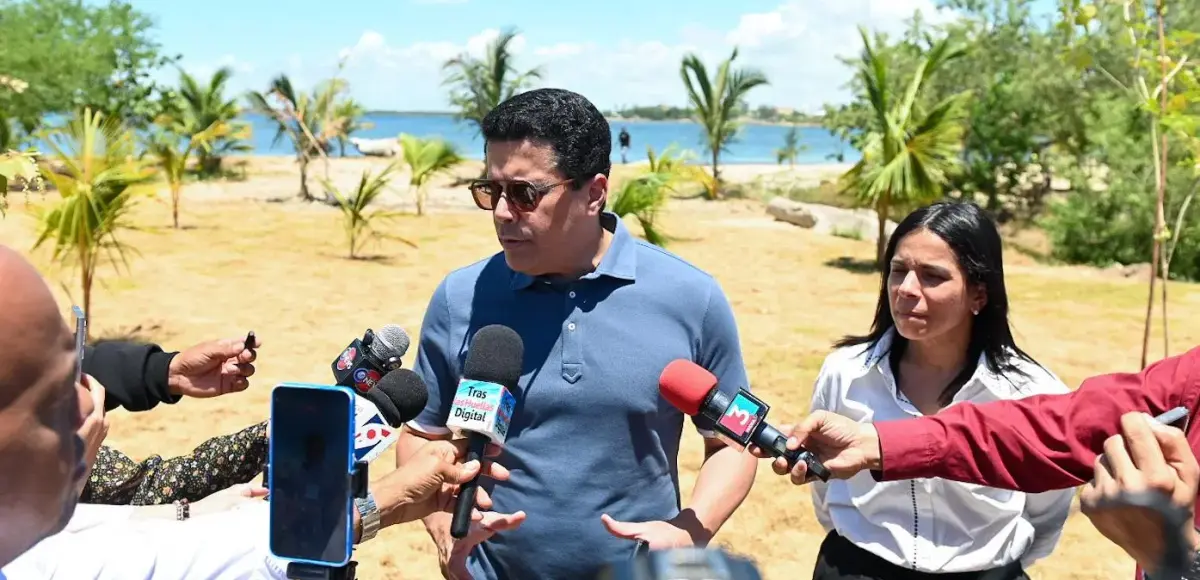 David Collado supervisa intervención playa El Faro de San Pedro Macorís
