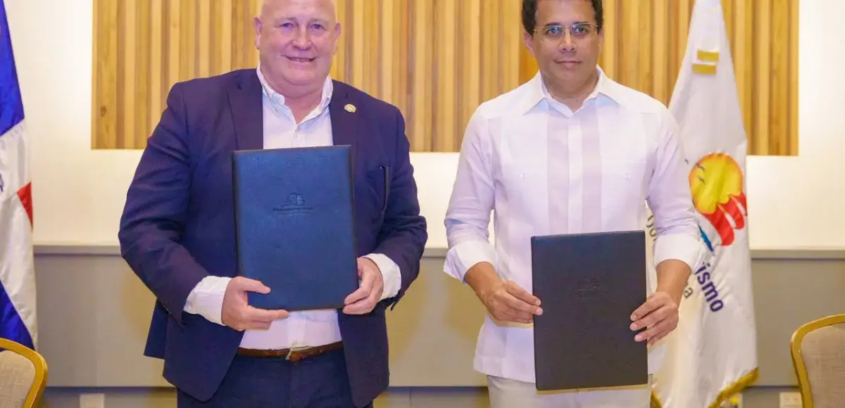 Ministro Collado firma acuerdo con ITF para fortalecer la Movilidad Turística Sostenible