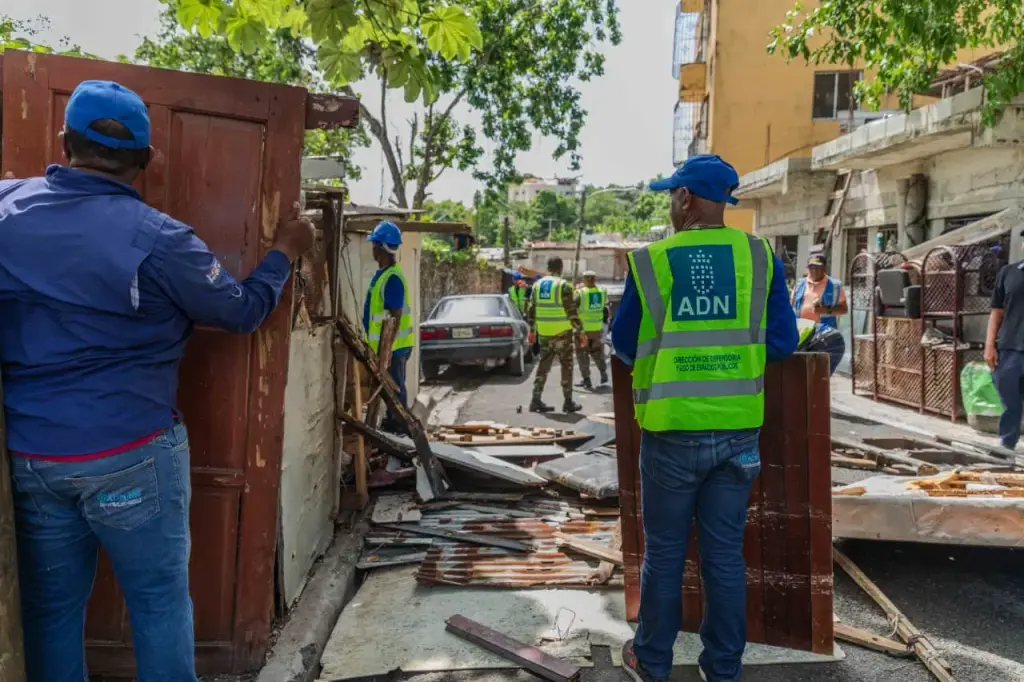 Carolina ordena retirar infraestructuras y recuperar aceras ocupadas irregularmente en Arroyo Hondo