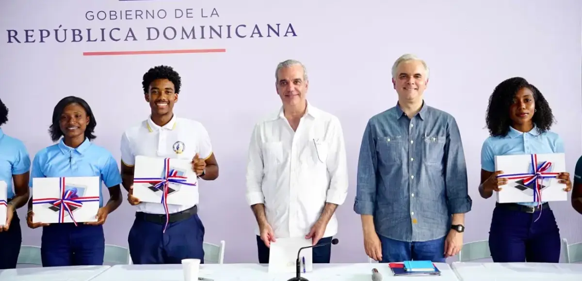 Presidente Abinader escucha inquietudes de estudiantes de Samaná y anuncia acciones para fortalecer la educación en la provincia
