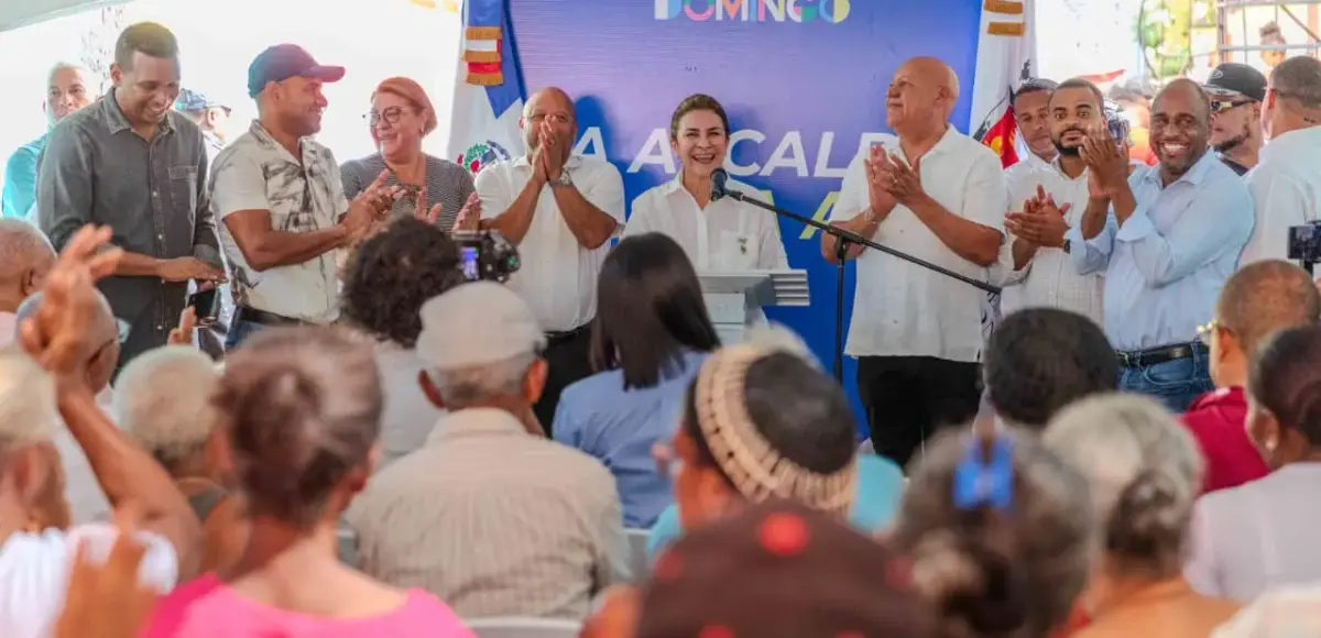 Carolina Mejía encabeza masivo operativo médico social en Capotillo