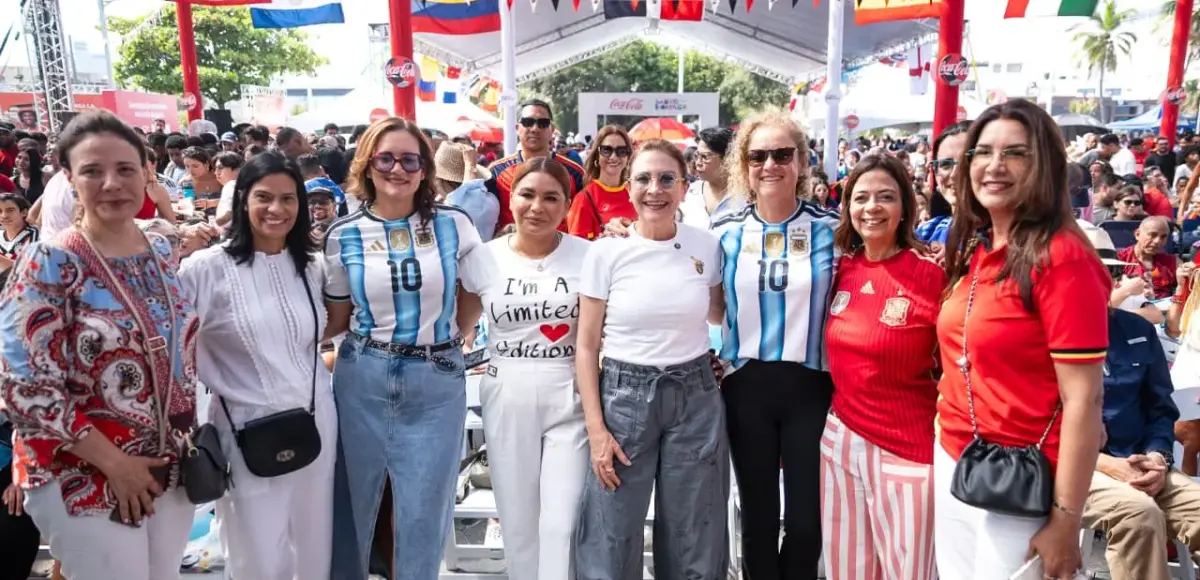 Carolina comparte emoción de la gran final de la Copa Mundial de Fútbol con ciudadanos en el Malecón Deportivo