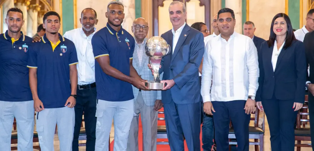 Presidente Abinader recibe en el Palacio al Salcedo Fútbol Club tras conquistar el campeonato nacional de la Liga Dominicana de Fútbol