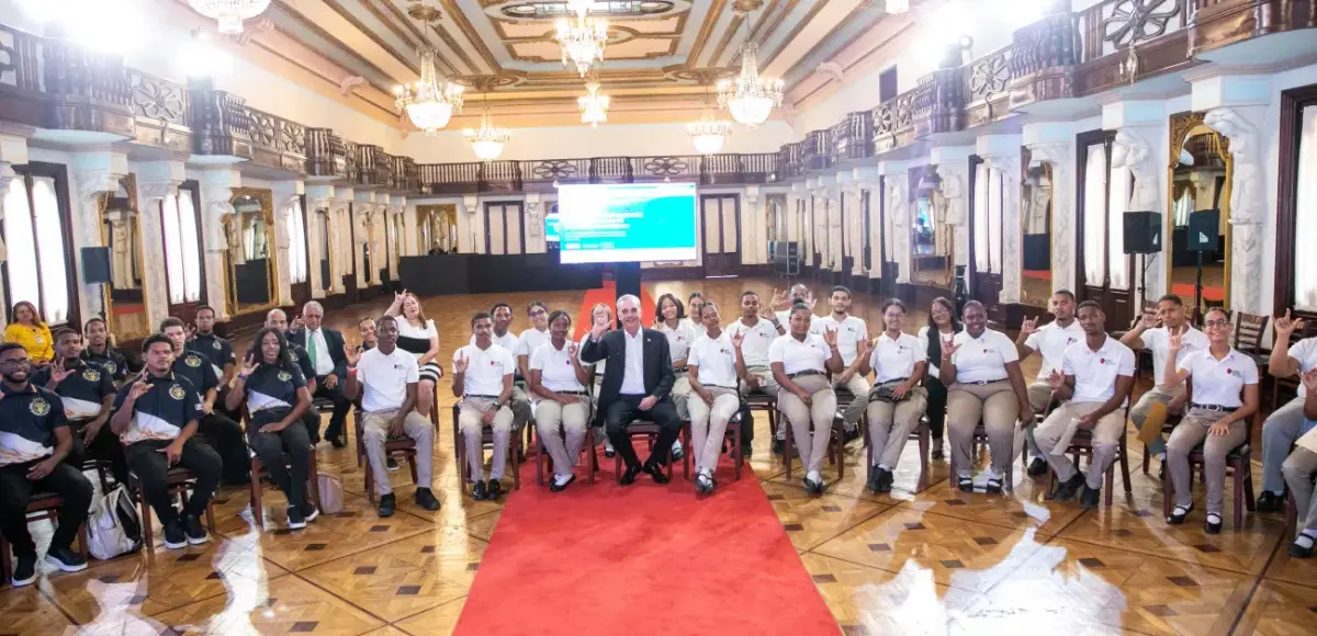 Presidente Abinader se reúne con 53 estudiantes sordos que completaron su formación en inteligencia artificial