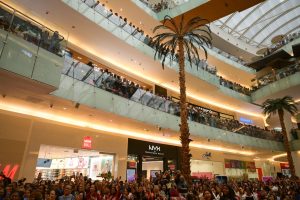 El público presente llenó por completo los pasillos de la plaza.