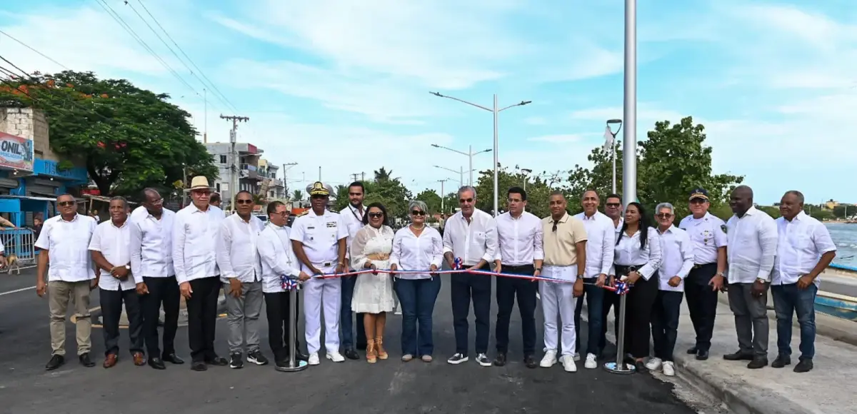 Presidente Luis Abinader y ministro David Collado entregan remozada playa El Faro en San Pedro de Macorís