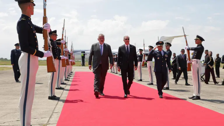 Abinader llega a Cali para participar en la transmisión de mando presidencial de Colombia