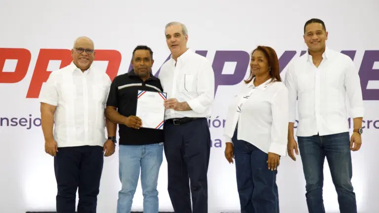 Abinader entrega RD 85 millones a 400 microempresarios y anuncia ampliación del Programa “Tu Firma es tu Garantía”