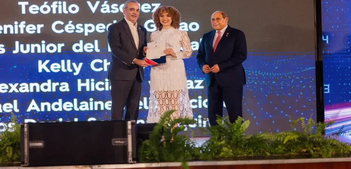 Abinader entrega 1,500 becas internacionales para cursar maestrías y doctorados en universidades del extranjero
