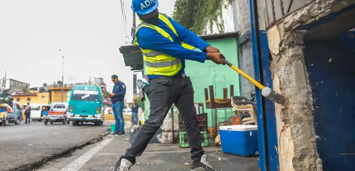 Alcaldía del DN elimina seis ocupaciones ilegales en la acera de avenida Los Mártires con Máximo Gómez