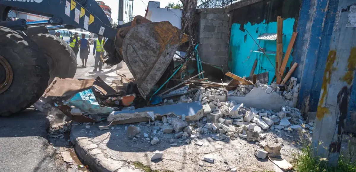 Alcaldía del Distrito Nacional demuele siete estructuras y recupera espacios públicos en Cristo Rey