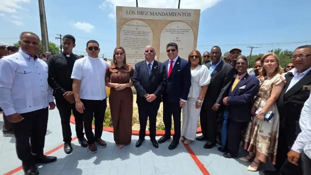 Digecac inaugura Monumento a los Diez Mandamientos en el Km.14 de la Carretera Mella