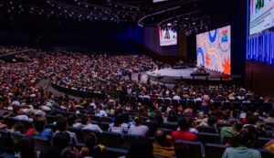 Niños y padres participan en conferencia para liberar su potencial