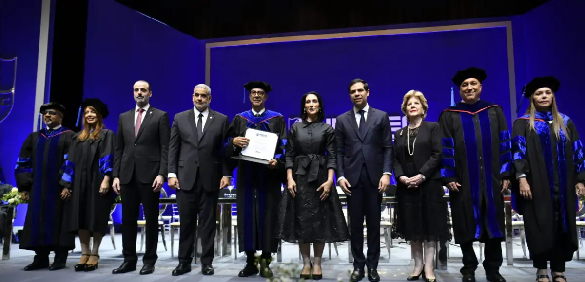Mármol recibe el Honoris Causa de Universidad APEC y pide usar educación, inteligencia artificial y poesía para defender al ser humano
