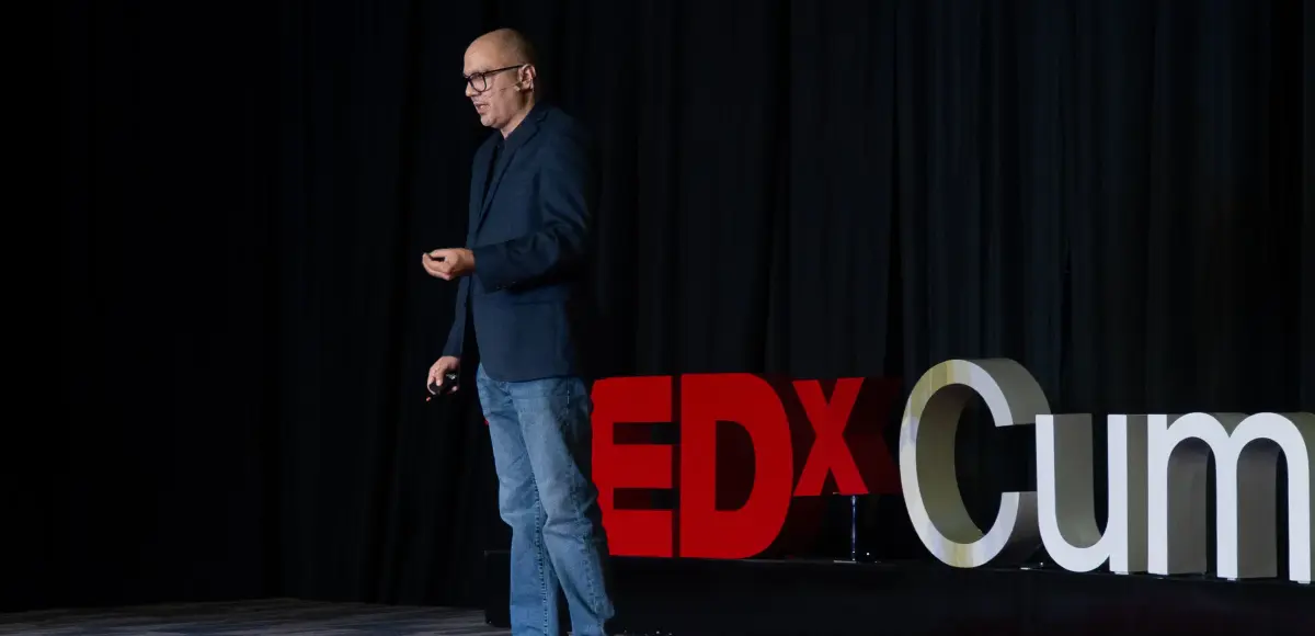Chris Corcino plantea que la IA puede reducir la brecha educativa si se usa para enseñar a pensar