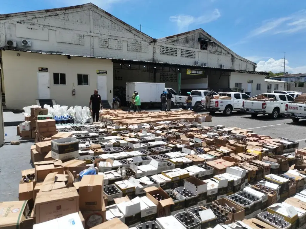 Pro Consumidor, CECCOM y MP desmantelan una de las mayores fábricas clandestinas de alcohol adulterado