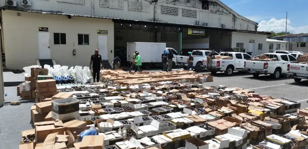 Pro Consumidor, CECCOM y MP desmantelan una de las mayores fábricas clandestinas de alcohol adulterado