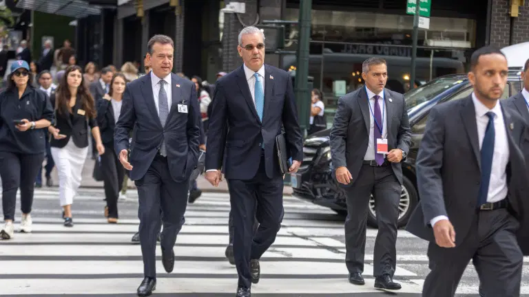 Presidente Luis Abinader recorre a pie calles de Nueva York durante su trayectoal trasladarse hacia la Asamblea General de la ONU