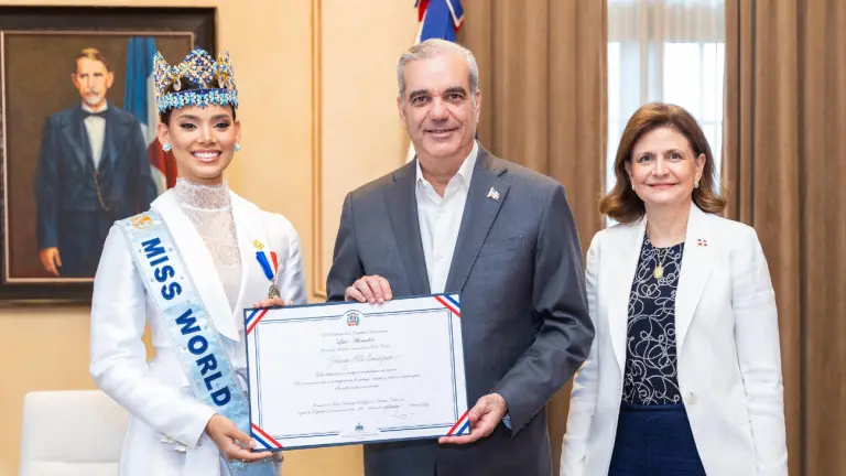 Presidente Luis Abinader recibe en el Palacio Nacional a Miss Mundo 2026, Joheirry Mola