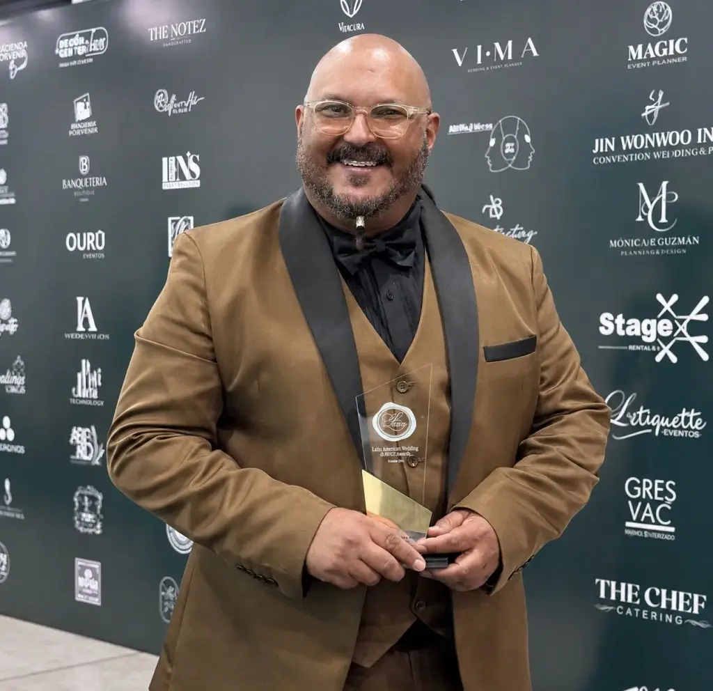 Leo Suberví recibe galardón como Mejor Orquesta para Fiestas, en Premios Lawa celebrados en Ecuador