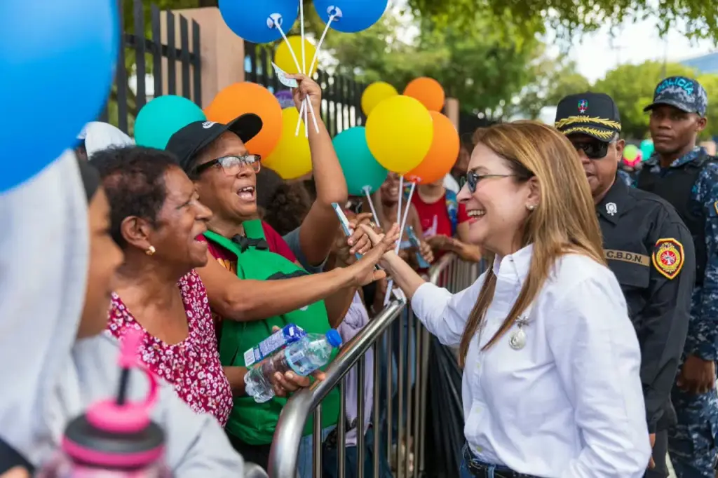 Carolina Mejía alivia el bolsillo de las familias en Plásticos por Útiles Escolares