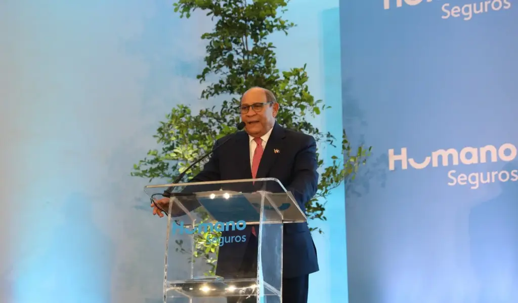 Santos Badía llama a empresas a financiar becas: “La mejor inversión que se puede hacer en RD es la educación”