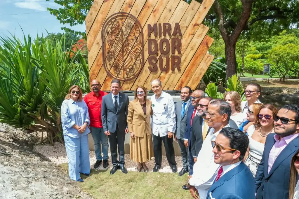 Carolina Mejía oficializa con una tarja el nombre Parque Mirador Sur Dr. Joaquín Balaguer