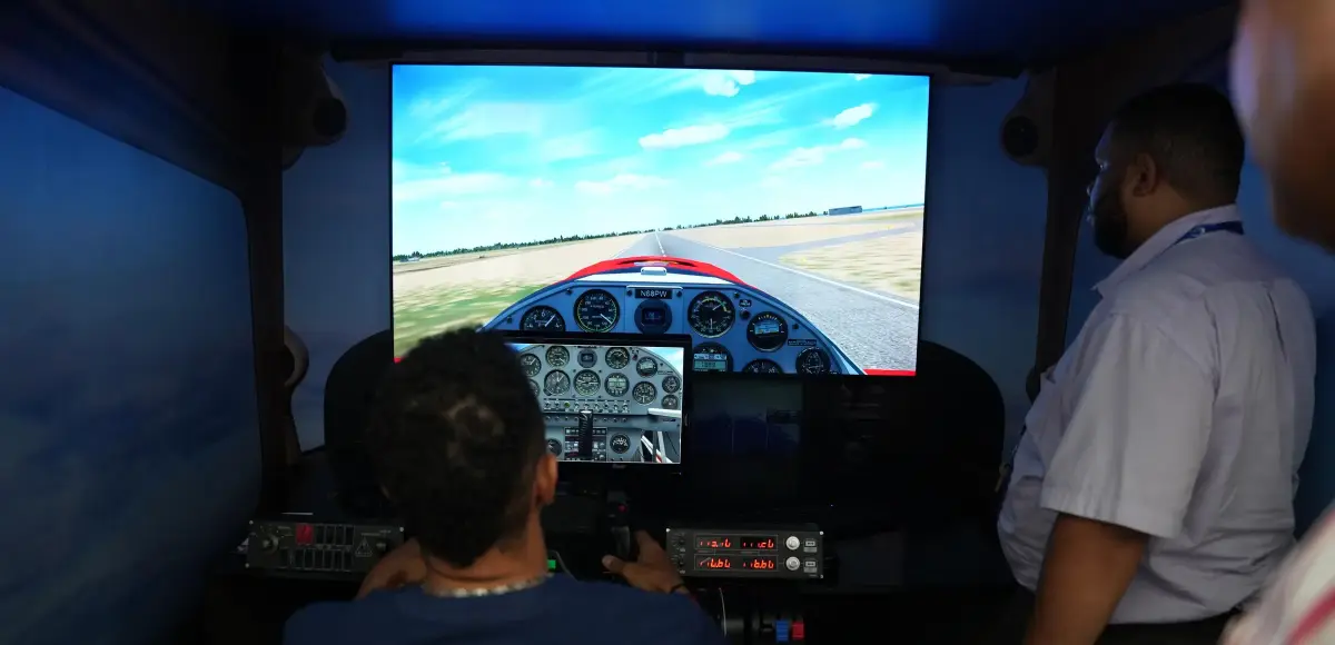 Simuladores de vuelo y conducción, videojuegos y un robot  en la Feria Internacional del Libro