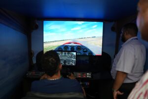 Simuladores de vuelo y conducción, videojuegos y un robot  en la Feria Internacional del Libro