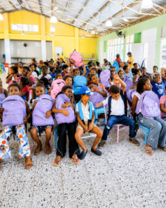 Por quinto año consecutivo Blu Terrenas impulsa la educación con la entrega de útiles escolares