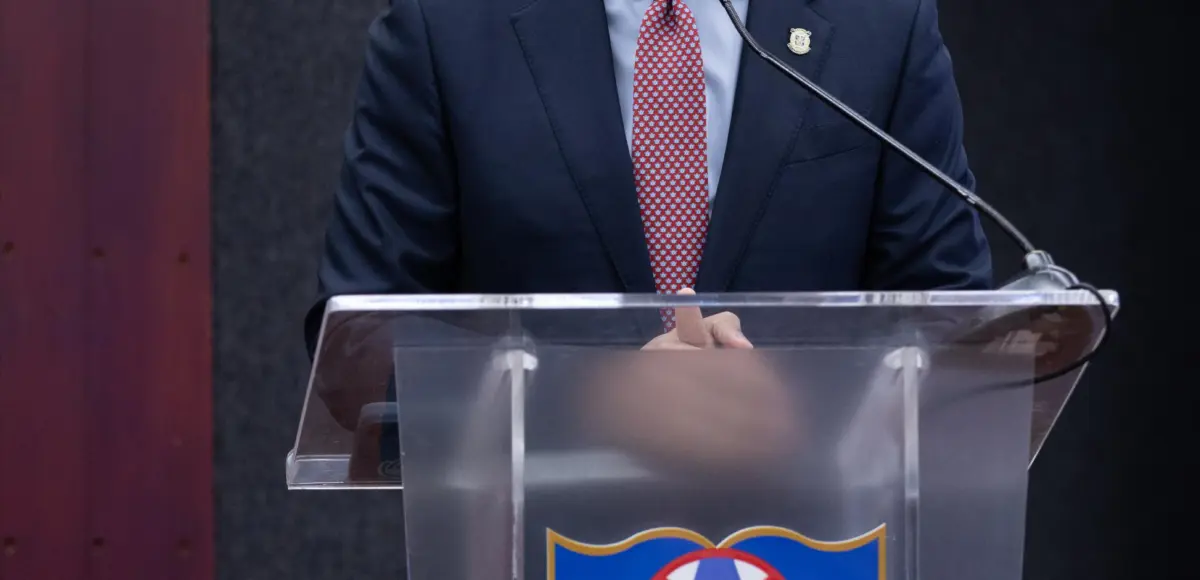 Omar Fernández solicita mayor fiscalización y equilibrio en el Congreso durante conferencia en Unapec