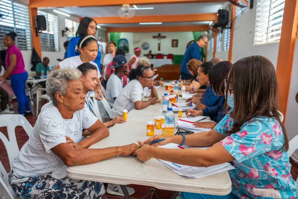 Comunitarios de El Caliche de Cristo Rey agradecen a Carolina Mejía operativo médico