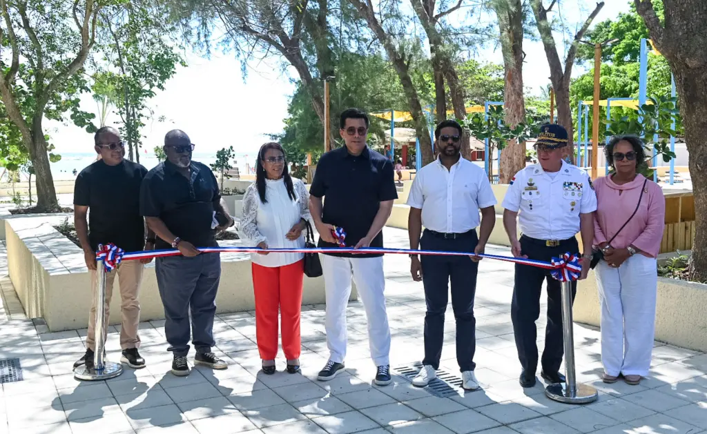 David Collado entrega tres parques y una iglesia remozada en Boca Chica