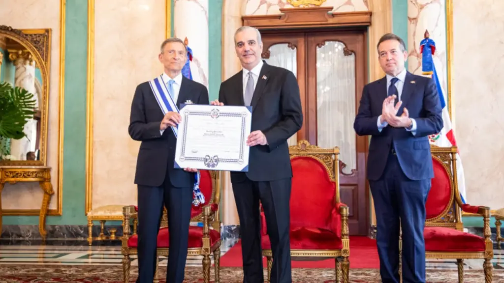 Presidente Luis Abinader condecora al excanciller Roberto Álvarez con la Orden del Mérito de Duarte, Sánchez y Mella