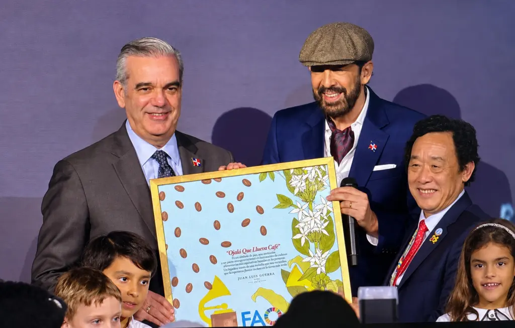 Juan Luis Guerra recibe histórico homenaje de la FAO por “Ojalá que llueva café”